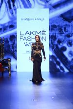 Malaika Arora Khan walk the ramp for Shantanu and Nikhil Show at Lakme Fashion Week 2016 on 27th Aug 2016 (1709)_57c2c738a7528.JPG