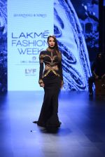 Malaika Arora Khan walk the ramp for Shantanu and Nikhil Show at Lakme Fashion Week 2016 on 27th Aug 2016 (1713)_57c2c74657157.JPG