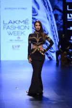Malaika Arora Khan walk the ramp for Shantanu and Nikhil Show at Lakme Fashion Week 2016 on 27th Aug 2016 (1720)_57c2c7593b64f.JPG
