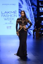 Malaika Arora Khan walk the ramp for Shantanu and Nikhil Show at Lakme Fashion Week 2016 on 27th Aug 2016 (1721)_57c2c75be8662.JPG