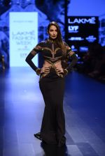 Malaika Arora Khan walk the ramp for Shantanu and Nikhil Show at Lakme Fashion Week 2016 on 27th Aug 2016 (1727)_57c2c77086f25.JPG