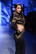 Malaika Arora Khan walk the ramp for Shantanu and Nikhil Show at Lakme Fashion Week 2016 on 27th Aug 2016 (1735)_57c2c786c0a81.JPG