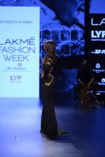 Malaika Arora Khan walk the ramp for Shantanu and Nikhil Show at Lakme Fashion Week 2016 on 27th Aug 2016 (1763)_57c2c7c52cc0f.JPG