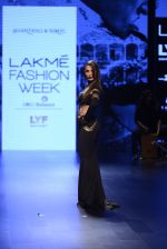Malaika Arora Khan walk the ramp for Shantanu and Nikhil Show at Lakme Fashion Week 2016 on 27th Aug 2016 (1765)_57c2c7c7ae2b2.JPG