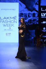 Malaika Arora Khan walk the ramp for Shantanu and Nikhil Show at Lakme Fashion Week 2016 on 27th Aug 2016 (1767)_57c2c7ca537ef.JPG