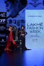 Malaika Arora Khan walk the ramp for Shantanu and Nikhil Show at Lakme Fashion Week 2016 on 27th Aug 2016 (1772)_57c2c7d93b1e8.JPG