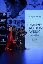 Malaika Arora Khan walk the ramp for Shantanu and Nikhil Show at Lakme Fashion Week 2016 on 27th Aug 2016 (1773)_57c2c7df6bb68.JPG