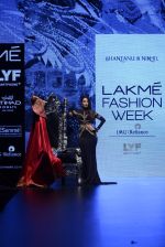 Malaika Arora Khan walk the ramp for Shantanu and Nikhil Show at Lakme Fashion Week 2016 on 27th Aug 2016 (1774)_57c2c7e550db6.JPG