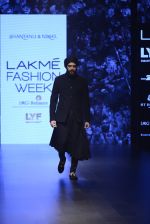 Riteish Deshmukh walk the ramp for Shantanu and Nikhil Show at Lakme Fashion Week 2016 on 27th Aug 2016 (2037)_57c2d17e3a981.JPG