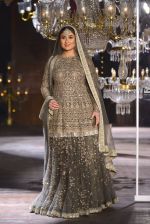 Kareena Kapoor walk the ramp for Sabyasachi Show Grand Finale at Lakme Fashion Week 2016 on 28th Aug 2016 (195)_57c54400c43fc.JPG