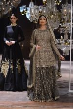Kareena Kapoor walk the ramp for Sabyasachi Show Grand Finale at Lakme Fashion Week 2016 on 28th Aug 2016 (212)_57c544b395fba.JPG