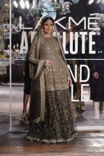 Kareena Kapoor walk the ramp for Sabyasachi Show Grand Finale at Lakme Fashion Week 2016 on 28th Aug 2016 (219)_57c544e96cd8a.JPG