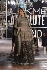 Kareena Kapoor walk the ramp for Sabyasachi Show Grand Finale at Lakme Fashion Week 2016 on 28th Aug 2016 (221)_57c544f9b6a53.JPG