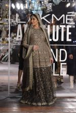 Kareena Kapoor walk the ramp for Sabyasachi Show Grand Finale at Lakme Fashion Week 2016 on 28th Aug 2016 (222)_57c5450ab0f70.JPG