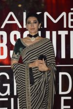Karisma Kapoor at Sabyasachi Show Grand Finale at Lakme Fashion Week 2016 on 28th Aug 2016 (232)_57c543720d1cd.JPG