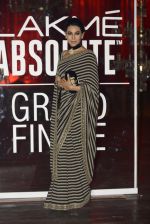 Karisma Kapoor at Sabyasachi Show Grand Finale at Lakme Fashion Week 2016 on 28th Aug 2016 (236)_57c5439e09af8.JPG