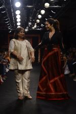 Sophie choudry walk the ramp for Sumona Parekh Show at Lakme Fashion Week 2016 on 28th Aug 2016 (45)_57c541213382a.JPG