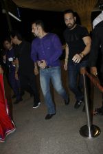 Salman Khan snapped at airport on 30th Aug 2016 (35)_57c681ddd72e4.JPG