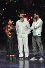 Prabhu Deva with his father on the sets of Star Plus_s Dance Plus on 4th Sept 2016 (4)_57cd635bcc901.JPG