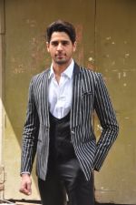 Sidharth Malhotra on the sets of Voice India Kids on 4th Sept 2016 (35)_57cd640f45447.JPG