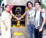 vijayta,avitesh & anivesh shrivastava at Late Aadesh Shrivastava Chowk inauguration in Andheri W on 6th Sept 2016_57cf9d2caf61e.jpg