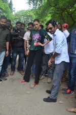 Nawazuddin Siddiqui, Amy Jackson promote their forthcoming film Freaky Ali by playing golf on the streets of Mumbai on 7th Sept 2016 (22)_57d10d2444ffd.JPG
