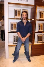 Tiger Shroff during the launch of India_s first customized gold coin store IBJA Gold, in Mumbai on 7th Sept 2016 (69)_57d10fef324c8.JPG