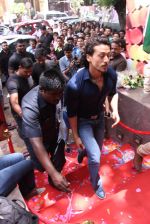 Tiger Shroff during the launch of India_s first customized gold coin store IBJA Gold, in Mumbai on 7th Sept 2016 (70)_57d10ff881929.JPG