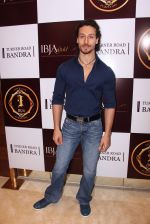 Tiger Shroff during the launch of India_s first customized gold coin store IBJA Gold, in Mumbai on 7th Sept 2016 (71)_57d10ffb4280c.JPG