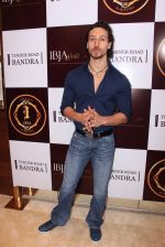 Tiger Shroff during the launch of India_s first customized gold coin store IBJA Gold, in Mumbai on 7th Sept 2016 (72)_57d10fff320ff.JPG