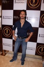 Tiger Shroff during the launch of India_s first customized gold coin store IBJA Gold, in Mumbai on 7th Sept 2016 (73)_57d110023583c.JPG