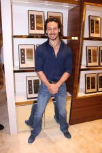 Tiger Shroff during the launch of India_s first customized gold coin store IBJA Gold, in Mumbai on 7th Sept 2016 (75)_57d1100611f7b.JPG