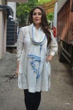 Kareena Kapoor snapped in Mumbai on 8th Sept 2016 (5)_57d2640e89258.jpg