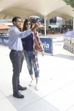 Kriti Sanon snapped at airport on 19th Sept 2016 (12)_57e022d5def90.JPG