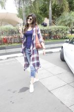 Kriti Sanon snapped at airport on 19th Sept 2016 (20)_57e022f8a6819.JPG
