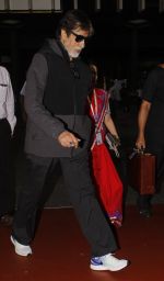 Amitabh Bachchan snapped at airport on 22 Sept 2016 (16)_57e53936ed84f.JPG