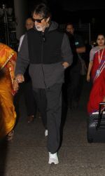 Amitabh Bachchan snapped at airport on 22 Sept 2016 (17)_57e53939a8606.JPG