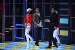 Ranbir Kapoor on the sets of Dance 2 plus finale on 25th Sept 2016 (58)_57eab0d799a8f.JPG