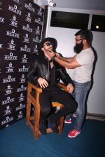 Ranveer Singh inaugurates D Shave salon by his personal hair stylist on 27th Sept 2016 (83)_57ebf6c4f3345.JPG