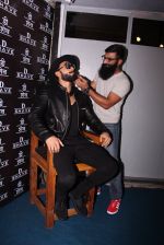 Ranveer Singh inaugurates D Shave salon by his personal hair stylist on 27th Sept 2016 (84)_57ebf6c614be6.JPG
