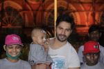 Varun Dhawan with Amruta Fadnavis as a part of unique awareness with cancer Patients on 27th Sept 2016 (36)_57ec02838cd4a.JPG