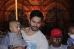 Varun Dhawan with Amruta Fadnavis as a part of unique awareness with cancer Patients on 27th Sept 2016 (37)_57ec028421d1c.JPG