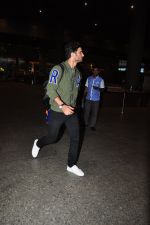 Sushant Singh Rajput snapped at airport on 28th Sept 2016 (22)_57ecb136ed73d.JPG