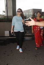 Kareena Kapoor snapped at airport on 4th Oct 2016 (35)_57f4e73c0d1fd.JPG