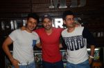 Varun Dhawan wth Meet Bros at their studio to hear song on 3rd Oct 2016 (9)_57f47ed4ea3ac.JPG