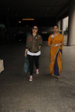 Kareena Kapoor snapped at airport on 5th Oct 2016 (21)_57f5e09bb761e.JPG