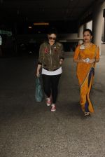 Kareena Kapoor snapped at airport on 5th Oct 2016 (23)_57f5e0c79b9ea.JPG
