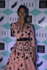 Pooja Hegde at Elle Beauty Awards on 5th Oct 2016 (65)_57f5f1492af54.JPG