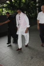 Amitabh Bachchan snapped at airport on 6th Oct 2016 (5)_57f72fc985552.JPG