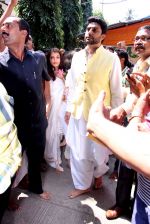 Abhishek Bachchan, Aishwarya Rai Bachchan at asthami pooja at ram krishna mission on 8th Oct 2016 (58)_57fb22151bdda.JPG